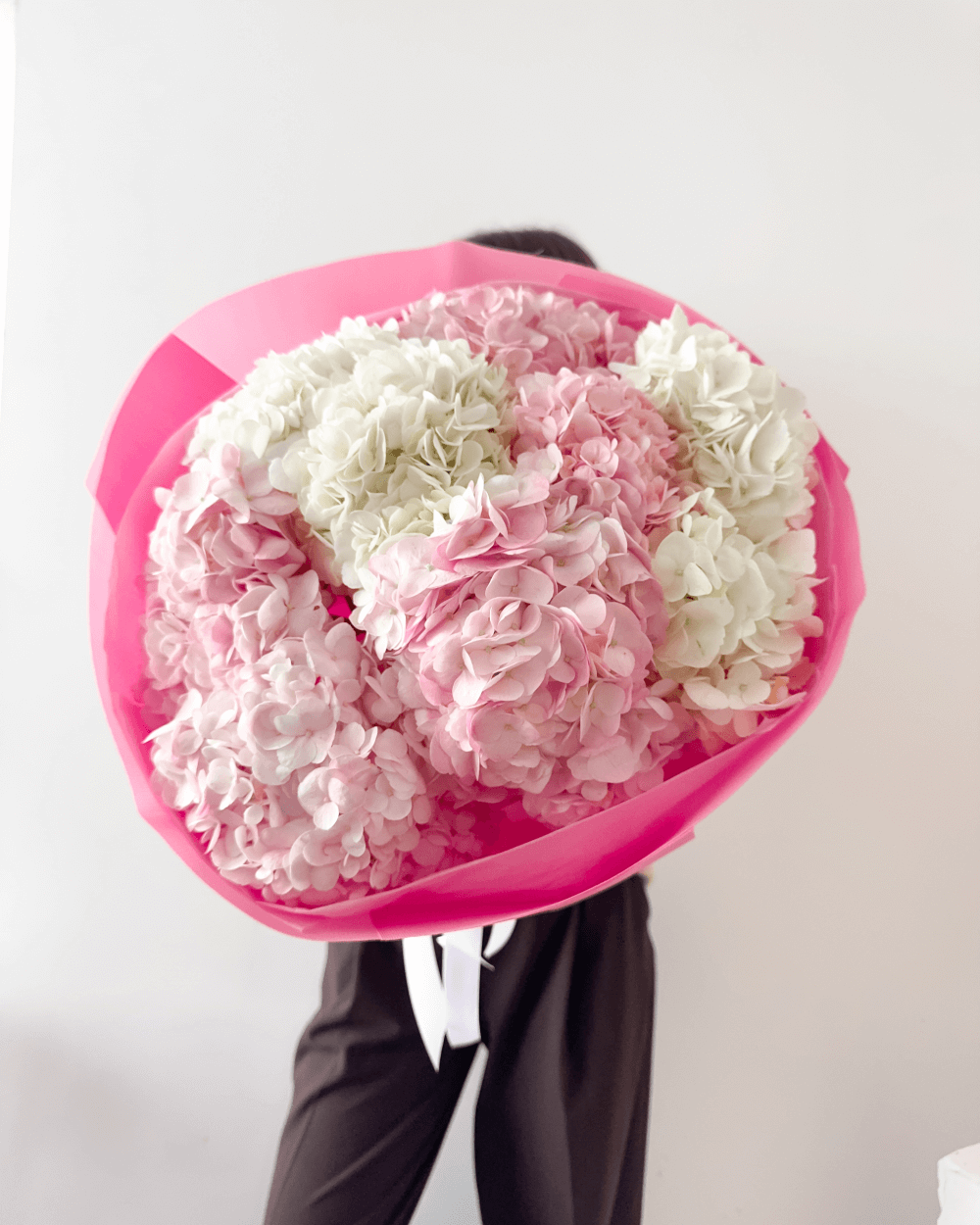 Kytice bílých hortenzií a růžových hortenzií
