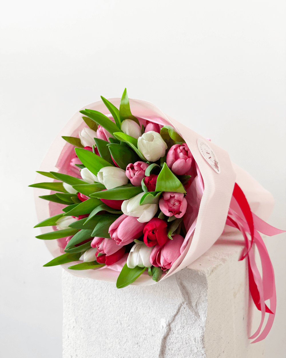 Romantická kytice mix tulipánů – růžové, bílé a červené