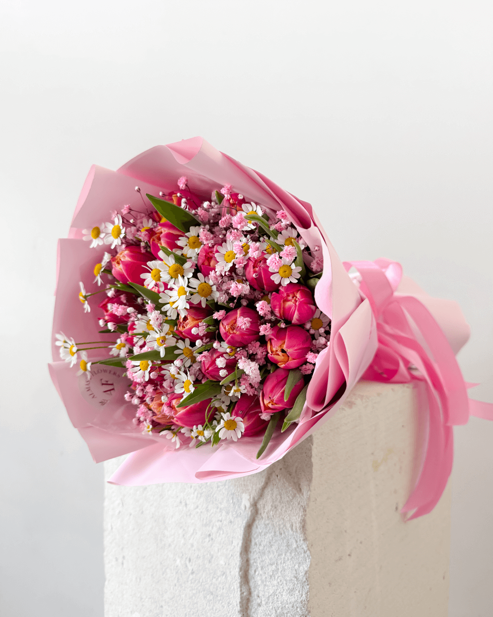 Kytice pivoňkových růžových tulipánů s heřmánkem a gypsofilou