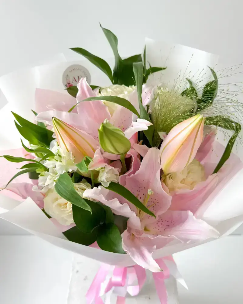 Kytice růžové lilie a bílé růže
