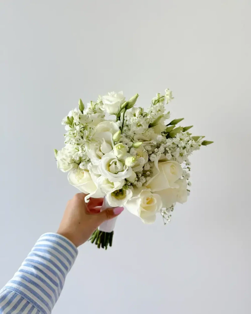 Svatební kytice mix bílých květin 
