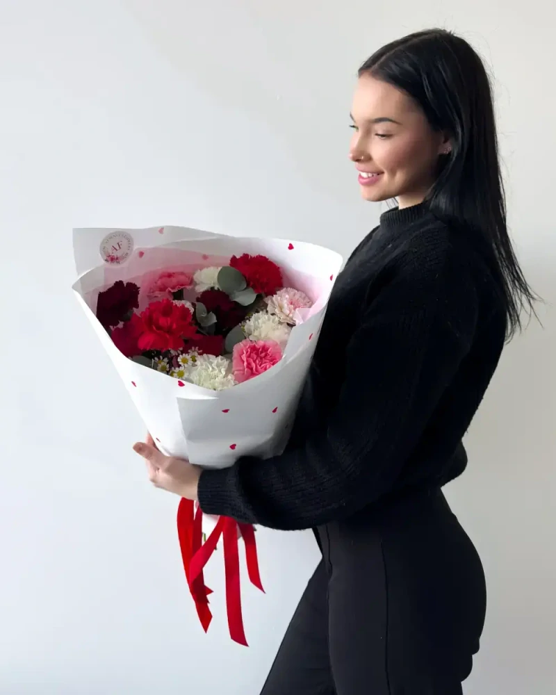 Kytice karafiátů s heřmánkem a eukalyptem