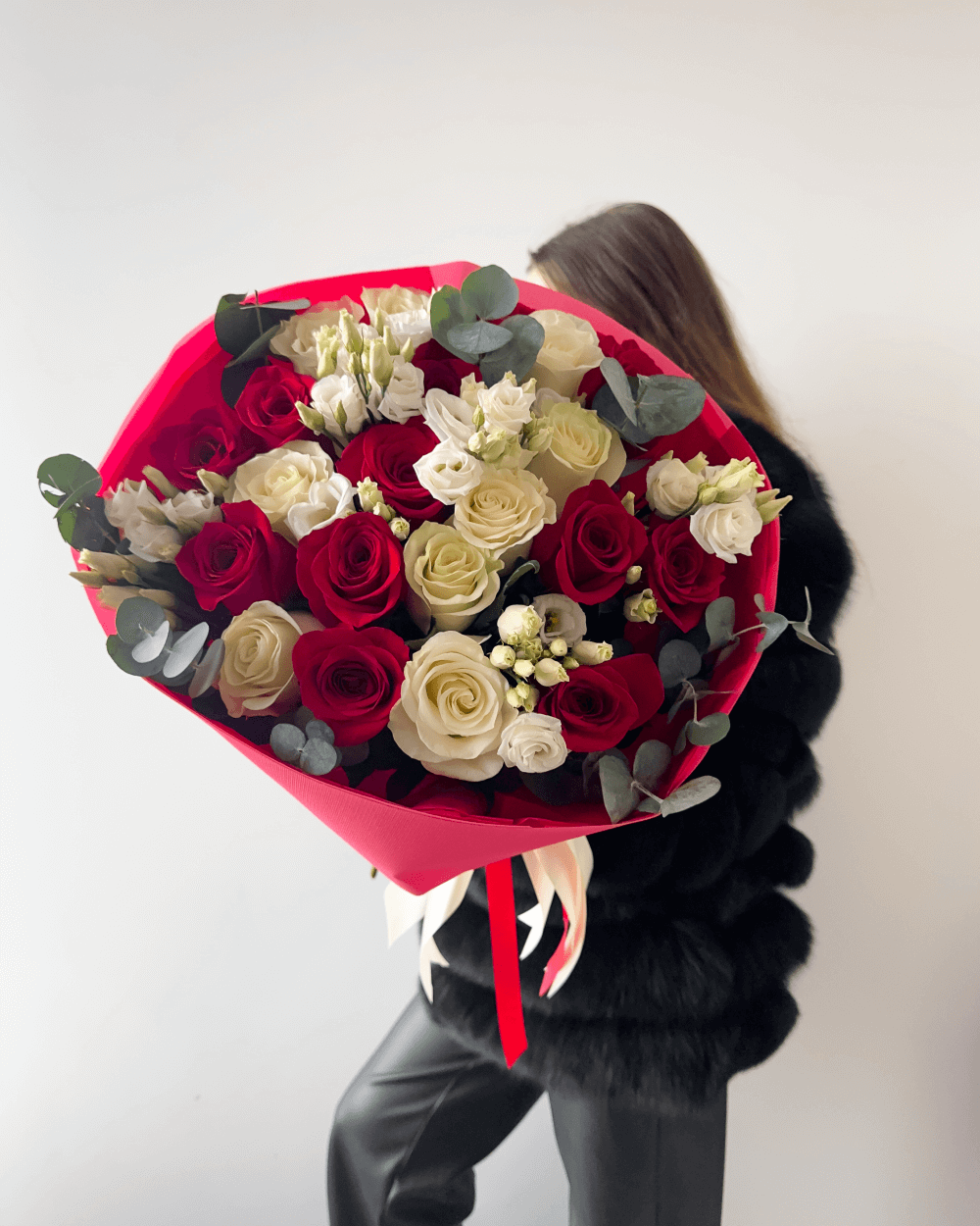 Kytice červených a bílých růží s eustomou