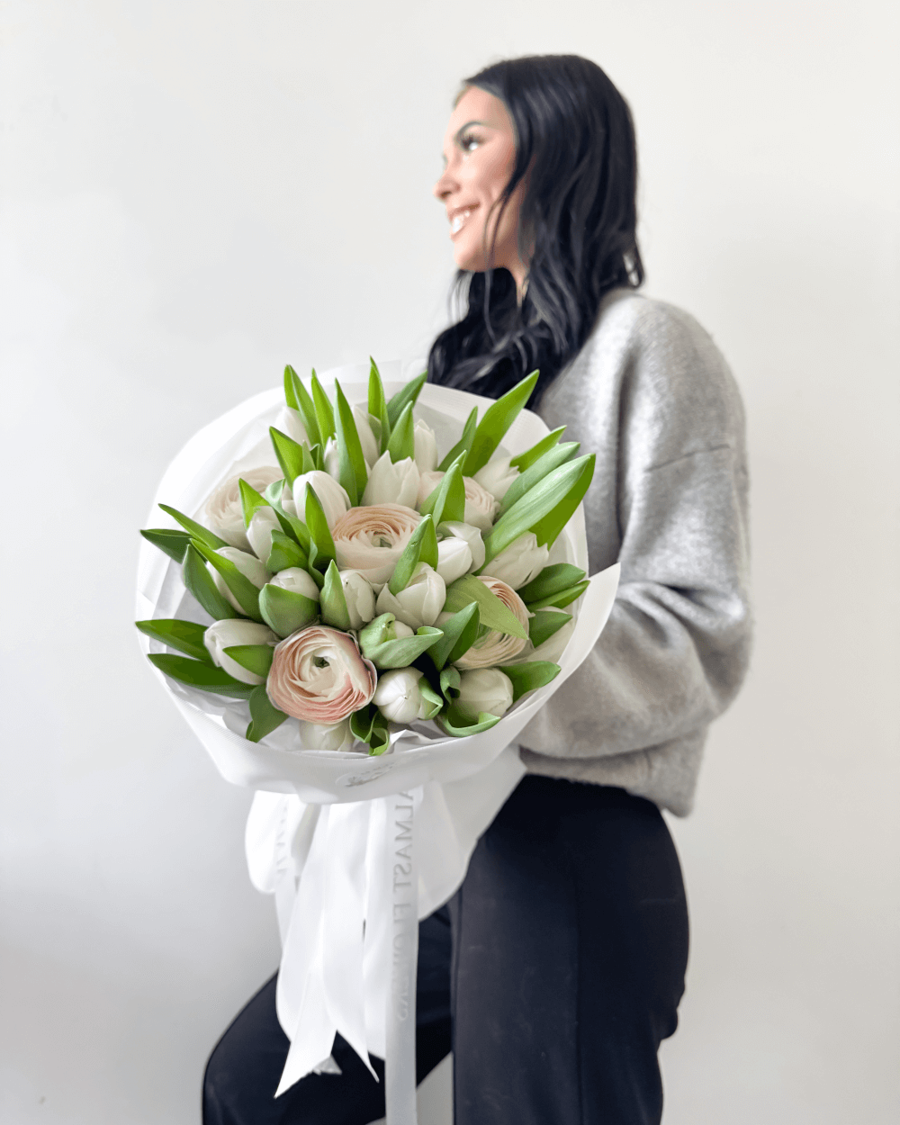 Kytice bílých tulipánů a pryskyřníku