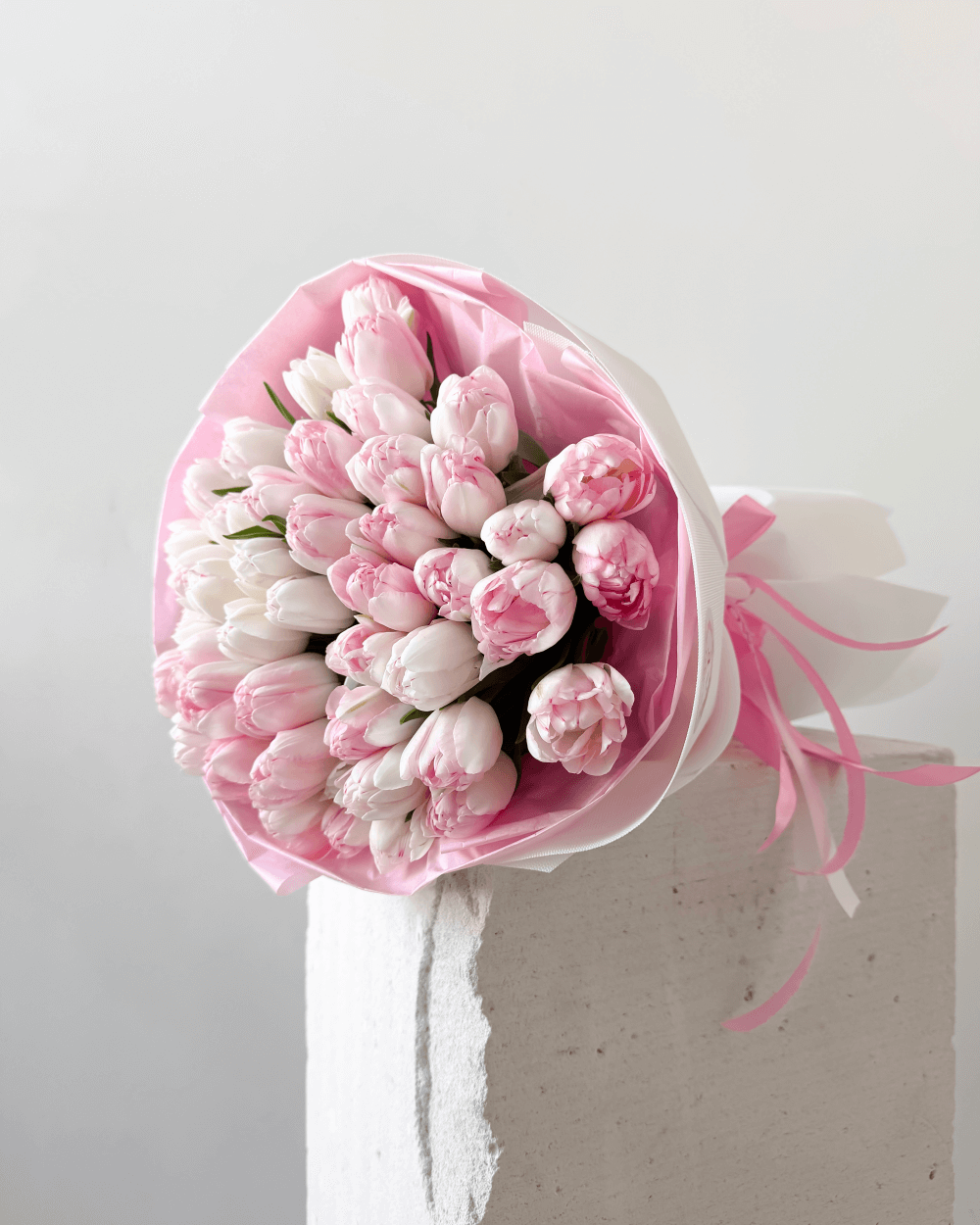 Kytice něžných světle růžových tulipánů 