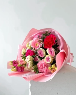 Moderní růžová kytice