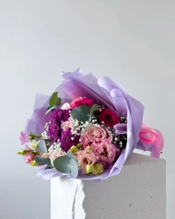 Kytice v odstínech růžové a fialové
