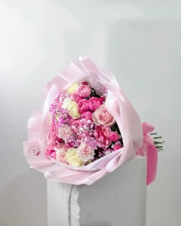 Roztomilá bílo růžová kytice trsových růží a růží