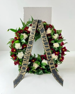 Smuteční věnec z červených chryzantém a bílých karafiátů