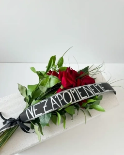Smuteční kytice z červených růží