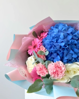 Kytice květin s modrou hortenzií