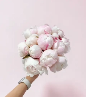 Svatební kytice ze světle růžových pivoněk