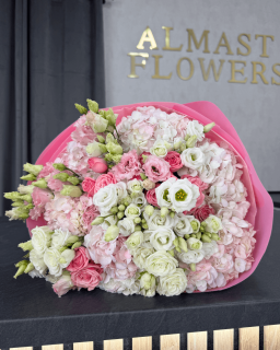 Luxusní kytice růžových květin