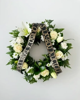 Smuteční věnec z bílých lilií a růží