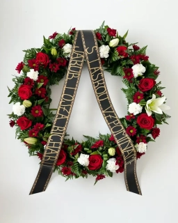 Smuteční věnec z bílých lilií a červených růží