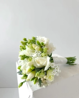 Svatební kytice mix bílých květin 