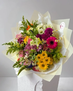 Divoká kytice z čerstvých sezónních květin 