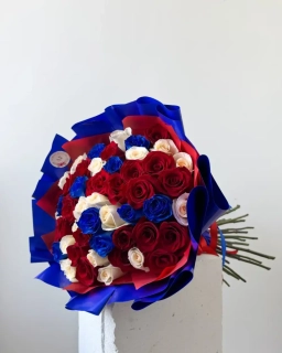 Kytice modrých, červených a bílých růží