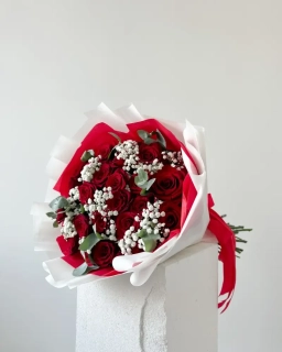 Kytice červených růží s eukalyptem a gypsofilou