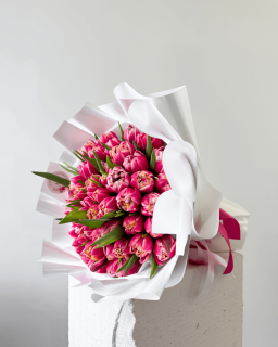 Kytice pivoňkových růžových tulipánů
