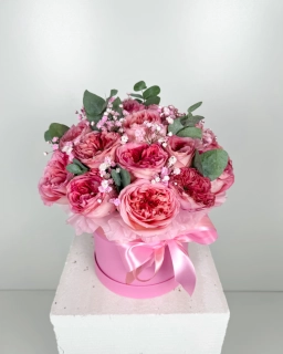 Flower Box s pivoňkovými růžemi, gypsofilou a eukalyptem