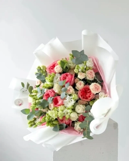 Elegantní světlá kytice růže a eustomy