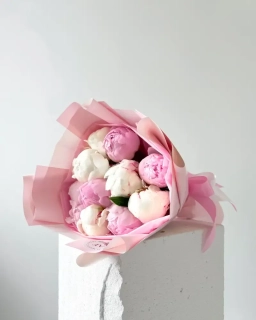 Kytice růžových a bílých pivoněk 