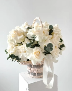 Květinový koš s bílými francouzskými růžemi