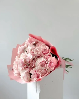 Kytice světle růžových francouzských růží