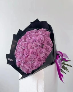 Exkluzivní kytice fialových třpytivých růží 