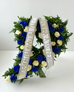 Smuteční srdce bílé a modré růže 80cm