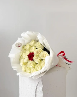 Kytice bílých růží s červenou růží uprostřed 70cm