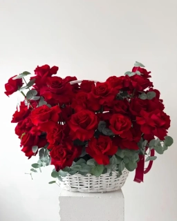 Květinový koš s červenými francouzskými růžemi