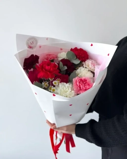 Kytice karafiátů s heřmánkem a eukalyptem