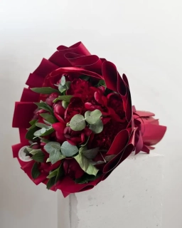 Kytice rudých pivoněk s eukalyptem