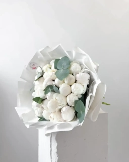 Kytice bílých pivoněk s eukalyptem
