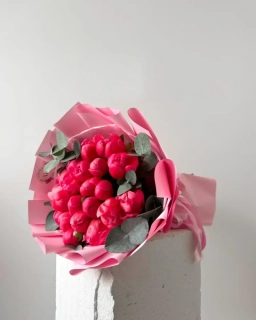 Kytice korálových pivoněk s eukalyptem