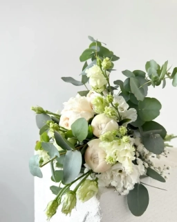 Moderní svatební kytice z bílých pivoněk a eukalyptu