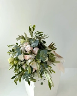 Svatební kytice z bílých pivoněk a olivovníku