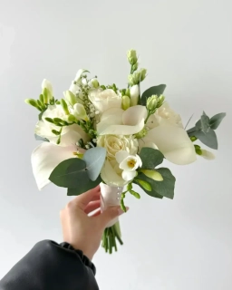 Svatební kytice z bílých kal a růží